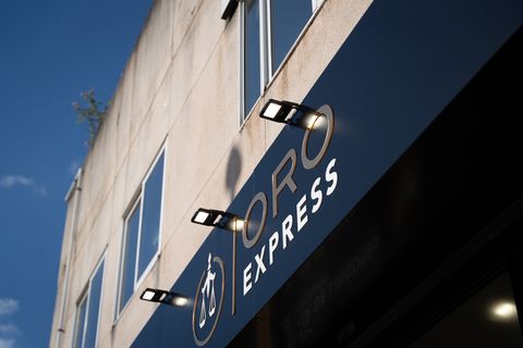 Rótulo de un establecimiento de Oro Express